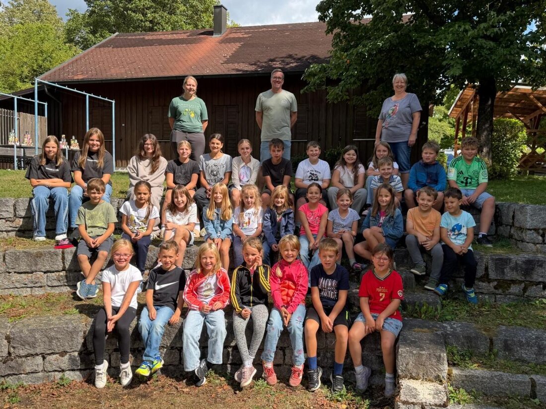 Eslarn. Die Freie Wählergemeinschaft lud zum Ferienprogramm in Vogelpark und Kurpark ein. 32 Kinder erkundeten Stationen von Dosenwerfen über Glitzertattoos bis zum Tierquiz und gingen auf Rundgang durch den Vogelpark.