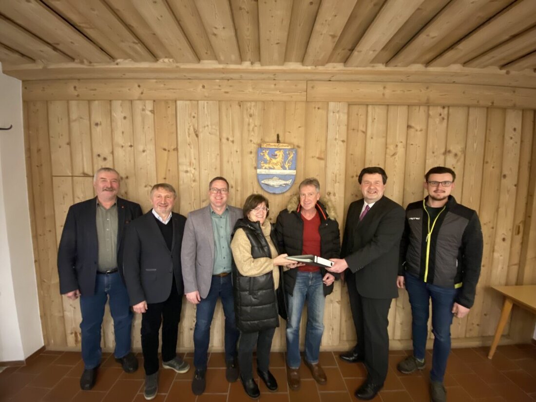 Eslarn. Die FWG Eslarn hat ihren Wahlvorschlag für die Bürgermeister- und Marktratswahl am 8. März 2026 eingereicht. Angeführt wird das Team von Bürgermeisterkandidat Bernd Reil; für den Marktrat treten 14 Personen an.