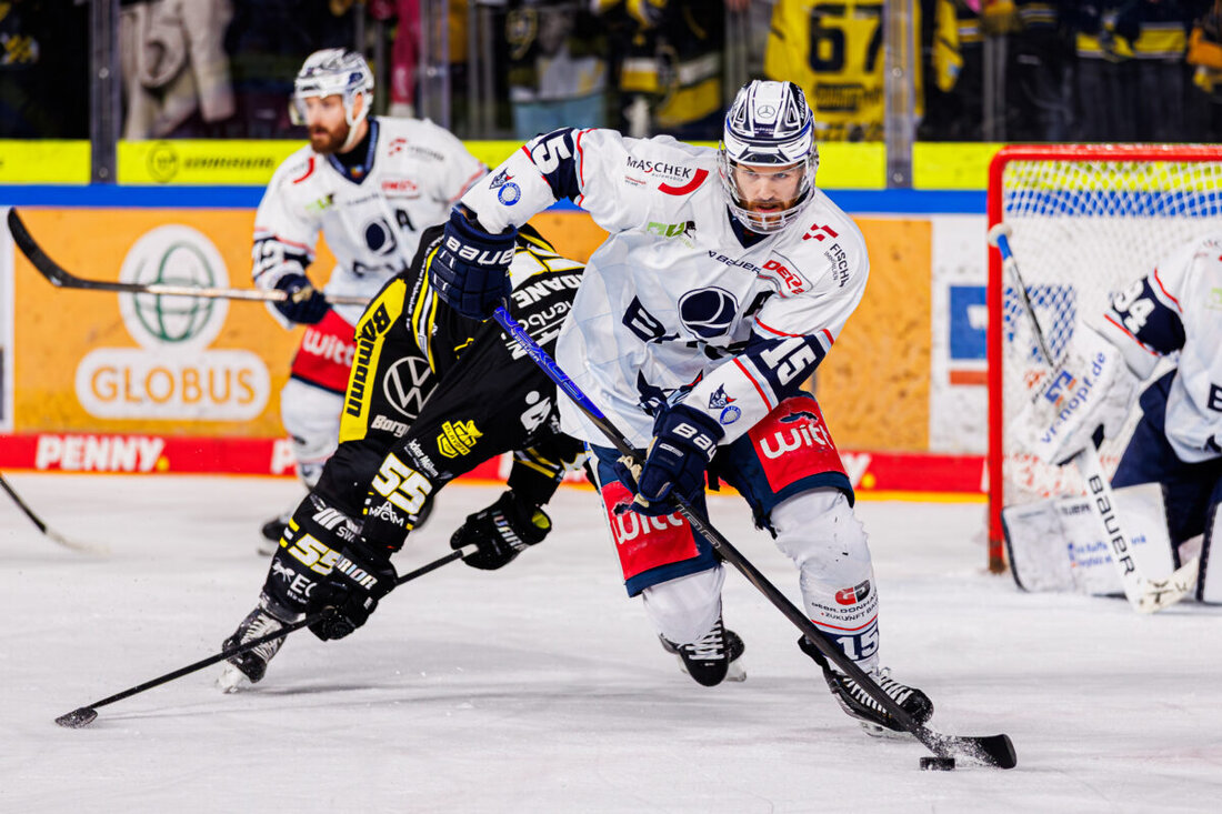Weiden.  Fabian Voit (28) hat bei den Blue Devils einen neuen Vertrag unterschrieben. Der lauf- und spielstarke Mittelstürmer bleibt bis zum Ende der Saison 2025/2026 Teil des Teams. 