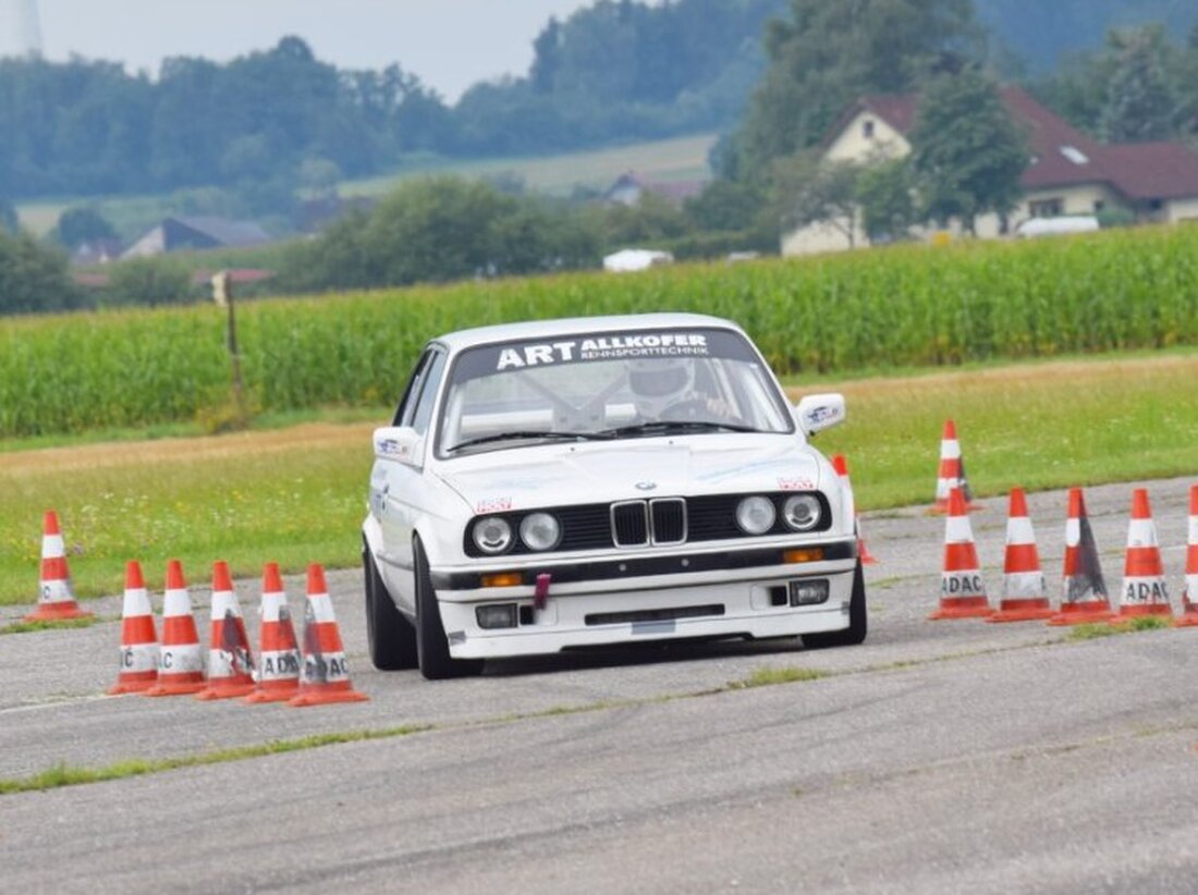 MSC Wiesau feiert Erfolge beim 20. Automobil-Clubsport-Slalom in Thiersheim mit Sven Seidel als Gesamtsieger. Florian und Hans Fachtan fahren einen Doppelsieg in der Gruppe F ein.