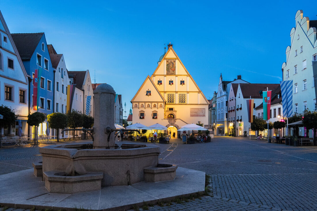 Weiden. Schaurige Geschichten und Anekdoten, Sagen und wahre Begebenheiten erwarten die Teilnehmer der Fackelführungen durch das abendliche Weiden. 