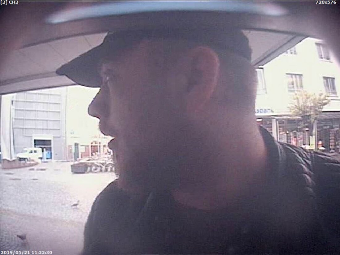 Weiden. Wer kennt die abgebildete Person, bzw. kann Hinweise auf den Täter geben? Der Unbekannte hob gleich mehrmals Geld mit der  EC-Karte einer Weidenerin ab. Bereits im Mai erschien eine [&hellip;]