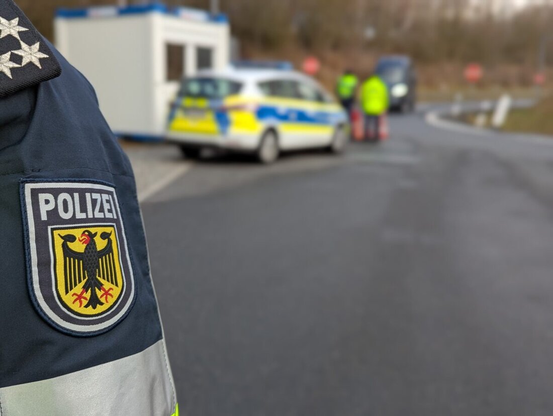 Waidhaus. Bei Grenzkontrollen auf der Autobahn A6 hat die Bundespolizei Waidhaus einen gesuchten Urkundenfälscher festgenommen, der seine Geldstrafe von 1.800 Euro bezahlte und weiterreisen konnte.