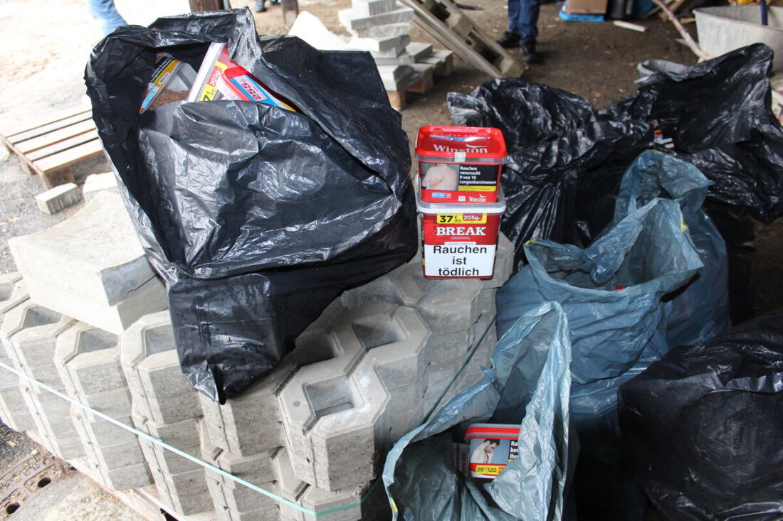 Weiden. Durch intensive Polizeiarbeit wurde eine mutmaßliche Einbrecherbande, die für zahlreiche Einbrüche in Weiden und Umgebung verantwortlich sein könnte, festgenommen. Mindestens einer der Tatverdächtigen wurde inhaftiert, während weitere unter Auflagen freigelassen wurden.