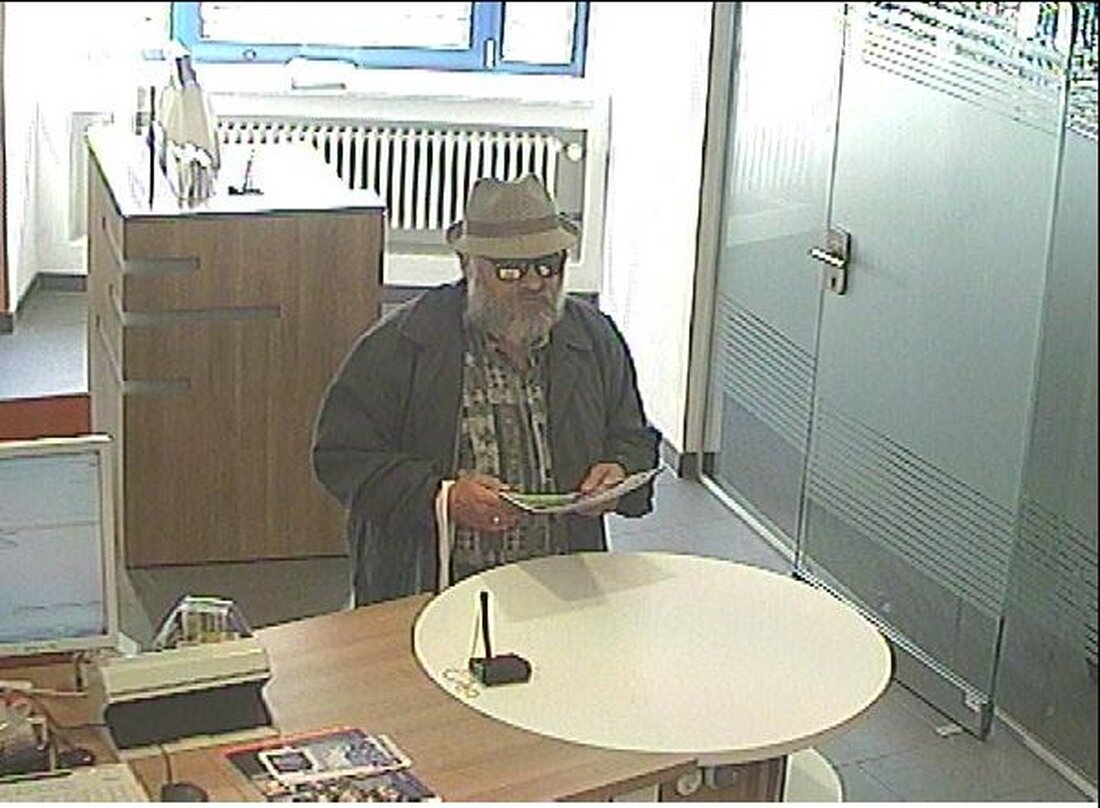 Regensburg. Die Polizei sucht noch immer nach dem Bankräuber, der am 10. September 2014 die Sparkasse in Bernhardswald überfallen hatte. Jetzt wird sogar die Sendung Aktenzeichen XY ungelöst am 12. August [&hellip;]