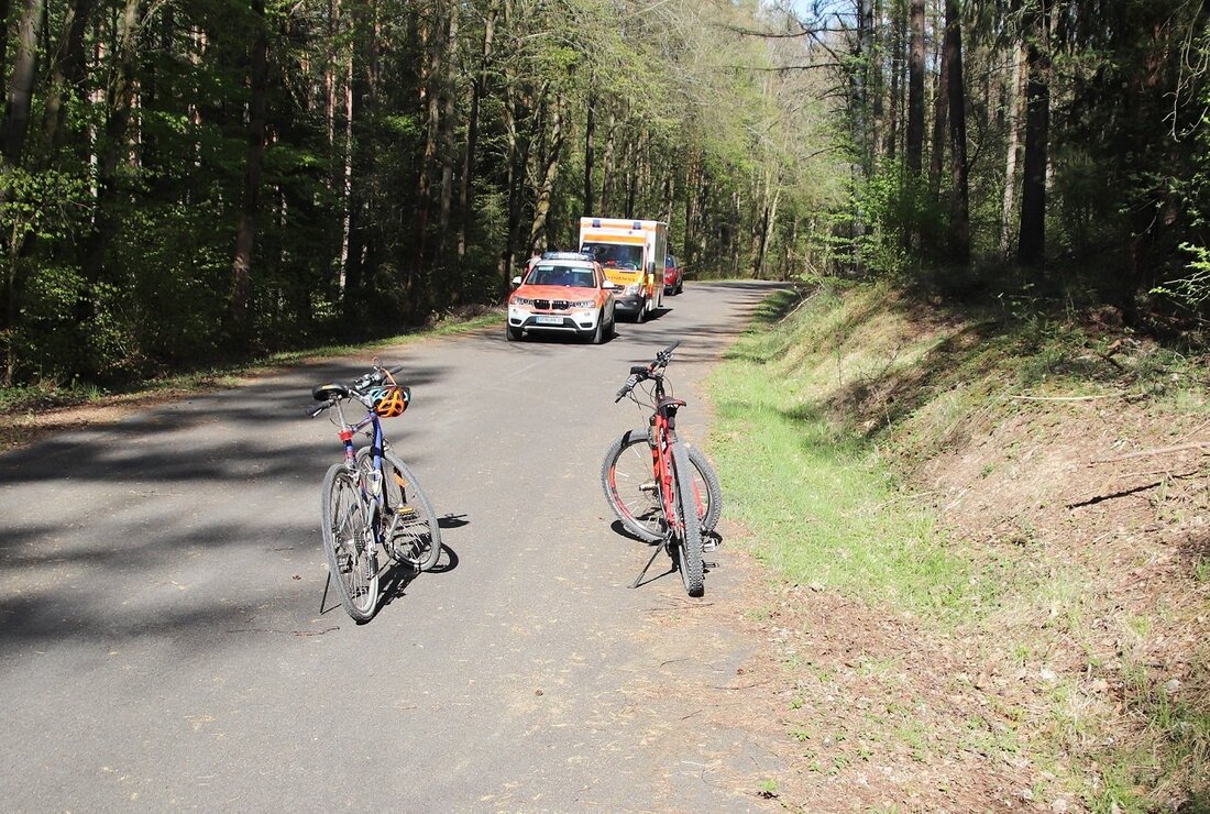 Weiden. Ein junger Fahrradfahrer provozierte in einer Kurve einen Zusammenstoß. Beim Versuch, den zu verhindern, stürzte die entgegenkommende Radlerin. Am Donnerstag fuhr eine Weidnerin (62) zwischen 14 und 15 Uhr [&hellip;]