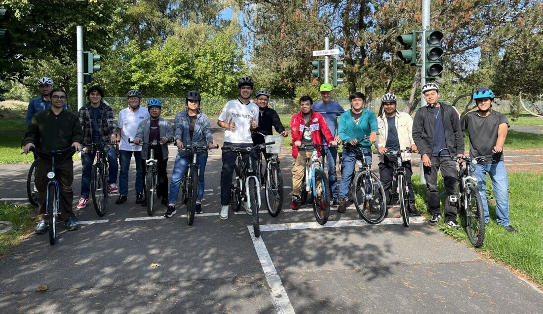 Weiden. Zum vierten Mal bietet die Ortsverkehrswacht Weiden jungen Azubis aus El Salvador eine Fahrradausbildung an. Seit Ende August lernen sie Verkehrszeichen, üben im Verkehrsgarten und wagen die Fahrt in den Stadtverkehr.