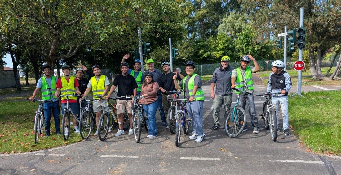 Weiden. 27 Azubis aus El Salvador und eine Frau aus Tunesien erhielten Fahrräder und Schulung zu Verkehrsregeln. Nach Übungen im Verkehrsgarten folgte eine Ausfahrt durch die Ortsverkehrswacht.