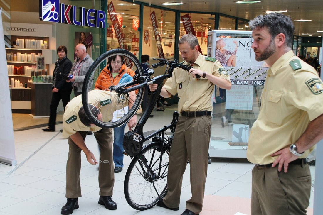 Weiden. Die Polizei Weiden informierte am Wochenende an einem Stand im City Center darüber, wie man sein Fahrrad am besten von Diebstahl schützt. Außerdem ging es beim Sicherheitsstand auch um [&hellip;]