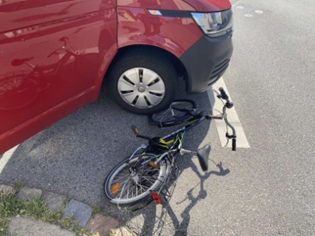 Schwandorf. Bei einem Zusammenstoß zwischen einem Auto und einem Kinderfahrrad blieben ein 67-jähriger Fahrer und eine 11-jährige Schülerin unverletzt.