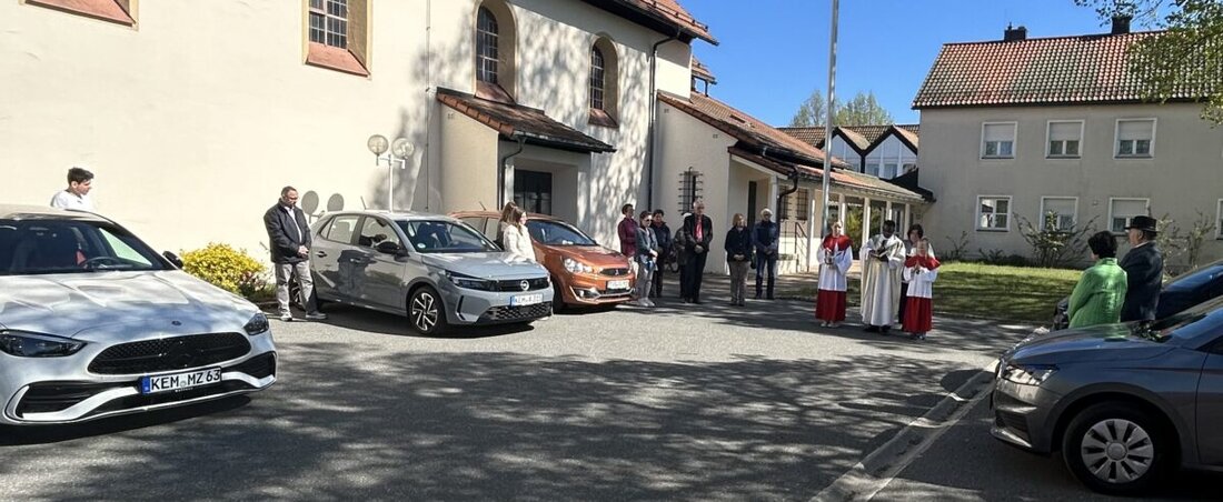 Immenreuth. Im Marienmonat Mai segnete die Herz-Jesu-Pfarrei nach dem Gottesdienst am 1. Mai mehrere Fahrzeuge auf dem Kirchplatz. Pfarrvikar Dr. Linus Chukwudi Nwankwo bat um Gottes Schutz für alle, die sie im Alltag nutzen.