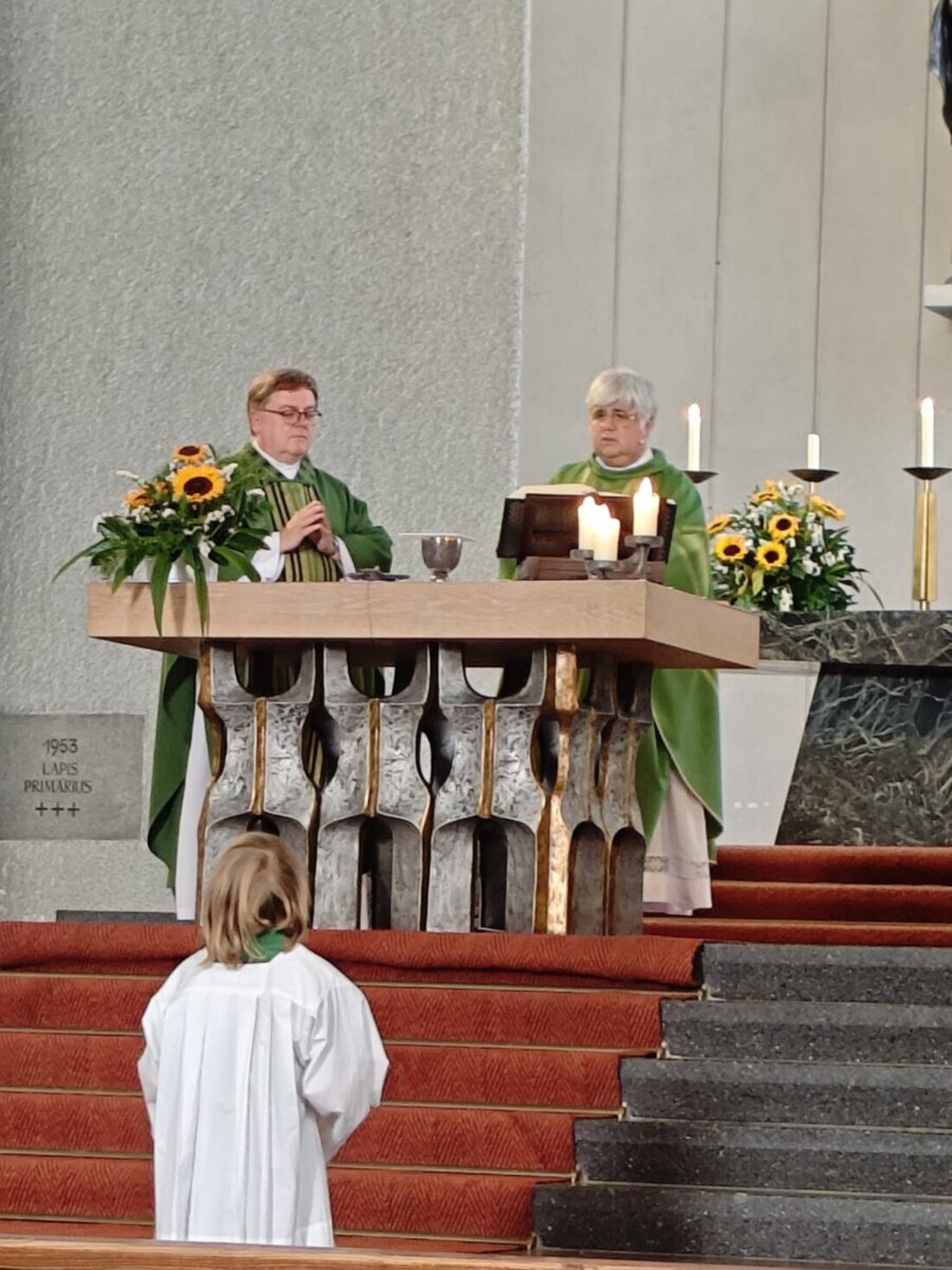 Weiden. In St. Elisabeth segneten Pfarrer Jeschner und Gastpriester Adriano Burali am Samstagabend nach dem Vorabendgottesdienst zahlreiche Fahrzeuge, von Autos und E-Bikes bis zu Kettcars und Rollatoren.