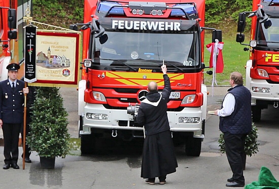 Neustadt/WN. “Lautes Geheule” auf dem Neustädter Stadtplatz kündigten das freudige Ereignis der Feuerwehrler vor einigen Wochen schon an: Die Feuerwehren Eschenbach, Mantel und Neustadt bekamen neue Einsatzfahrzeuge. Nach der Segnung [&hellip;]