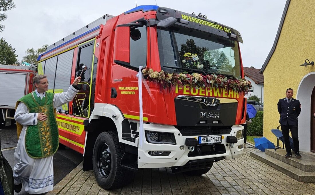 Meerbodenreuth. Ein großer Tag für die Feuerwehr Meerbodenreuth. Nachdem das bisherige Fahrzeug bereits über 30 Jahre im Dienst war, konnten sie Anfang September ihr neues LF 10 abholen. Am Sonntag feierten sie mit den umliegenden Wehren die Fahrzeugweihe am Dorfplatz.