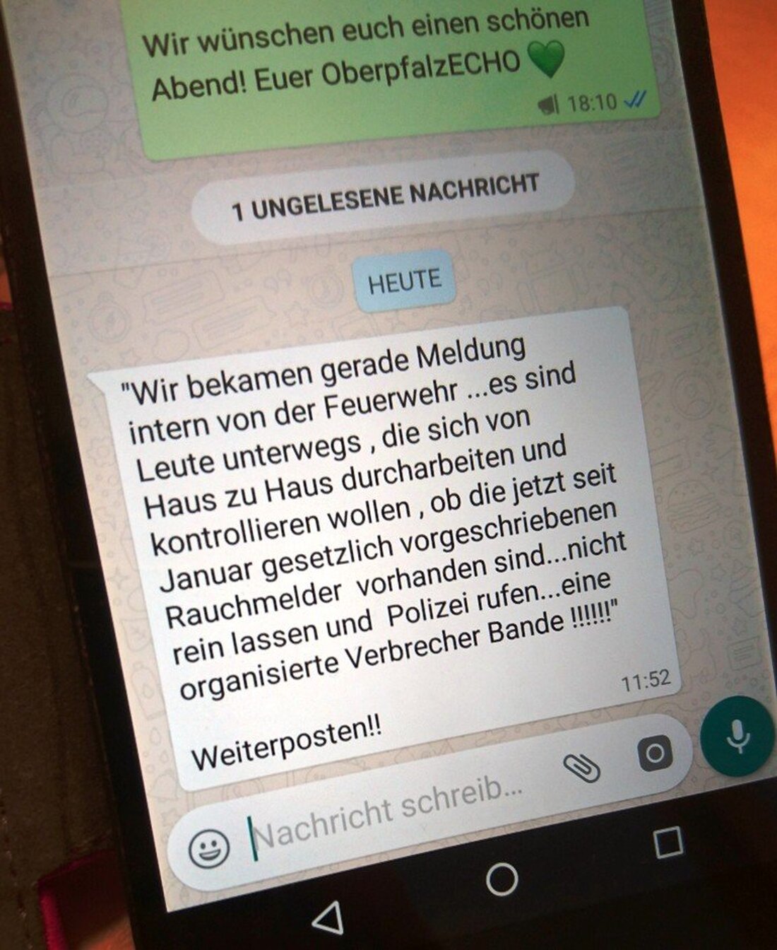 Weiden/Neustadt/WN/Tirschenreuth. Per WhatsApp kursiert eine Nachricht, die angeblich aus Kreisen der Feuerwehr stammt: Darin heißt es eine Verbrecherbande ziehe mit dem Vorwand Rauchmelder zu kontrollieren von Haus zu Haus. Die [&hellip;]