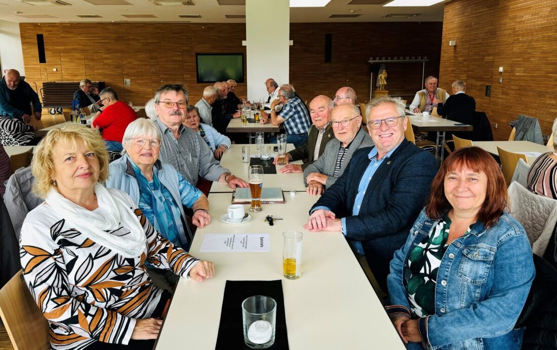 Schwandorf. Trotz der Auflösung des Vereins im Konrad-Max-Kunz-Saal trafen sich rund 60 ehemalige Bewohner von Falkenau. Oberbürgermeister Feller sicherte zu, das Treffen künftig zu unterstützen.