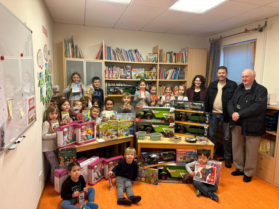Eslarn. Die Familie Lang spendet 4.540 Euro aus den Einnahmen des Opferstocks ihrer Kapelle an den katholischen Kindergarten für Holzspielzeug und eine Schrankwand. Die Spende sorgte für Freude bei den Kindern und Anerkennung von Pfarrer Erwin Bauer.