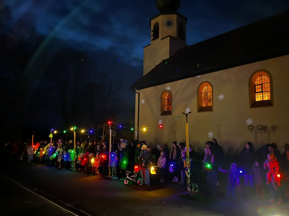 Immenreuth. Das Kinderhaus Herz-Jesu feierte am Tag des Heiligen Nikolaus eine Andacht, an der etwa 75 Kinder teilnahmen. Nikolaus überraschte die Kinder mit gefüllten Stiefeln und Süßigkeiten.