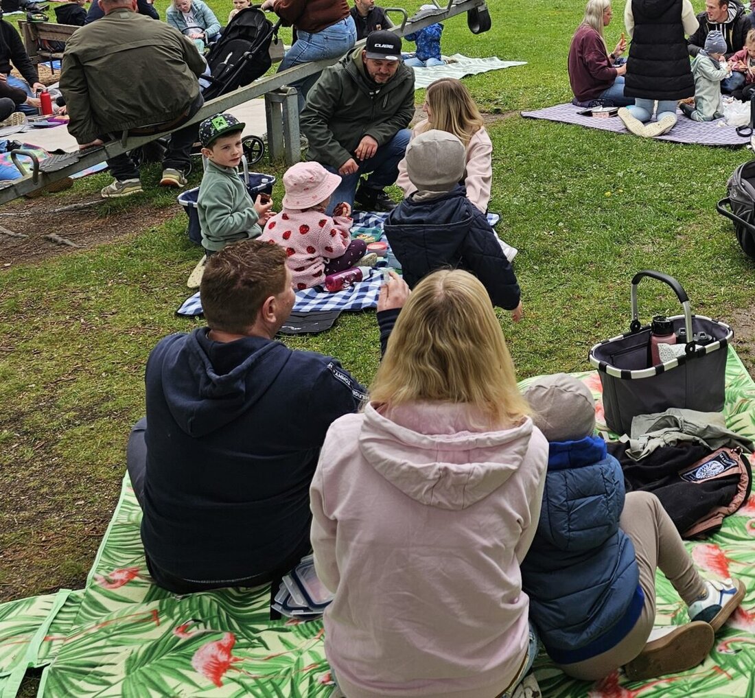 Plößberg. Im Johanniter-Kindergarten „Regenbogen“ feierten Familien am 8. Mai ein fröhliches Fest. Kinder eröffneten mit Musik und Liedern, später gab es ein Picknick im Garten und gemeinsame Erkundungen der Gruppenräume.
