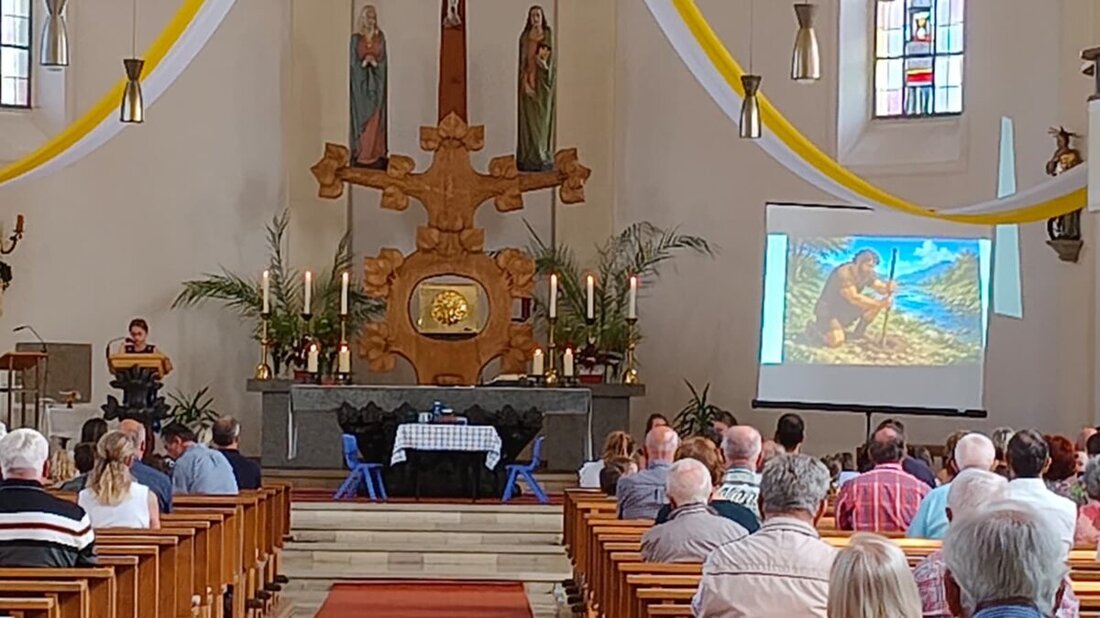 Weiden. Ein liebevoll gestalteter Familiengottesdienst zu Ehren des heiligen Christophorus machte mit Predigtspiel und Diashow die Botschaft lebendig, bevor eine Fahrzeugsegnung Familien mit Fahrrädern und Autos erfreute.