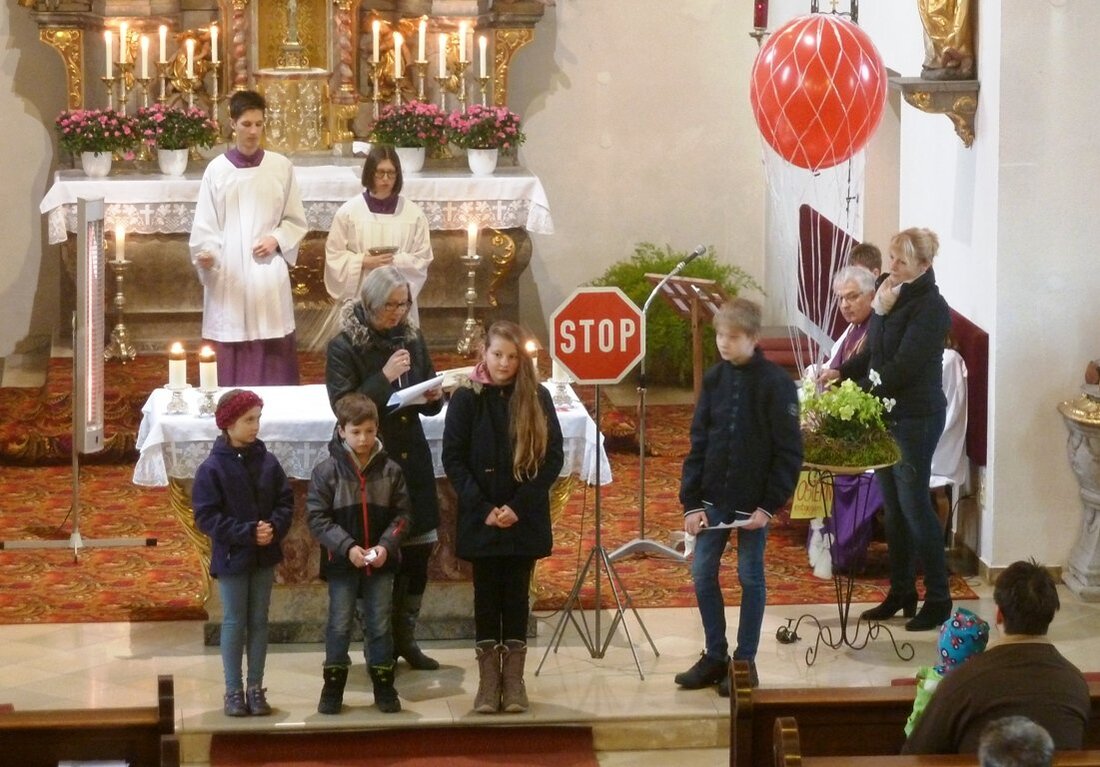 Wurz. Beim Familiengottesdienst in der Wurzer Pfarrkirche stieg ein Ballon auf. Aber erst nachdem die beteiligten Erstkommunion- und Firmkinder Ballast abgeworfen hatten. Von Tom Kreuzer Der Ballast hieß: „Haben wollen“, „Mittelpunkt [&hellip;]