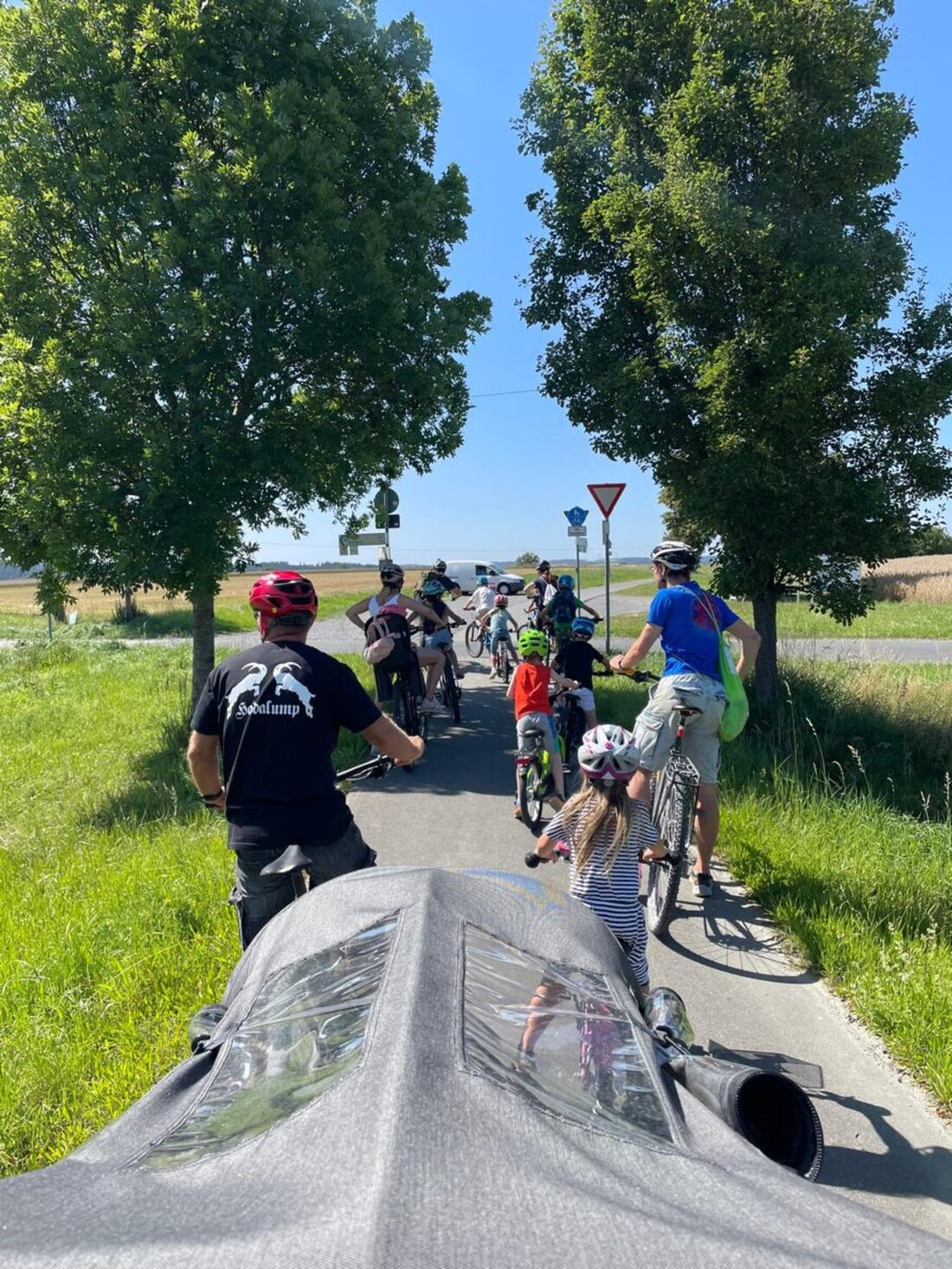 Vohenstrauß. Mehr als 15 Kinder und ihre Eltern genossen bei strahlendem Sommerwetter eine Familienradtour auf dem Bockl-Radweg. Organisiert vom TV-Familien-Team Vohenstrauß, bot der Ausflug Spaß, Stärkungen und freudige Erlebnisse für junge Radfahrer.