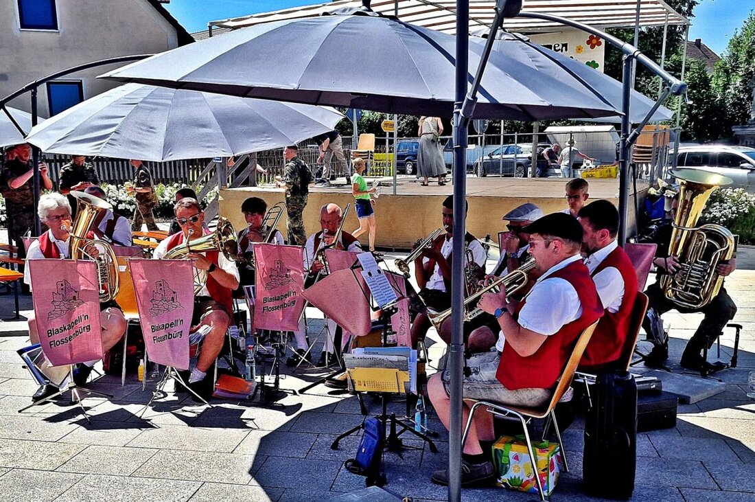 Pirk. Das Dorf Pirk feierte am vergangenen Sonntag das 19. Pirkerfest mit einem bunten Programm und herrlichem Sonnenschein. Die Veranstaltung zog zahlreiche Besucher an und bot Unterhaltung für Jung und Alt, von Gottesdienst unter freiem Himmel bis zu musikalischen Darbietungen und kulinarischen Genüssen lokaler Vereine.