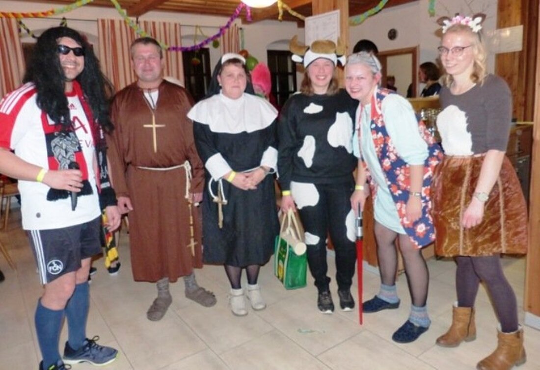 Döllnitz. Auch wenn man nicht alle Kostüme ganz genau betiteln konnte, eins muss man den Döllnitzern lassen: Sie hatten sich für ihr Faschingsoutfit ordentlich ins Zeug gelegt.  Von Sieglinde Schärtl [&hellip;]