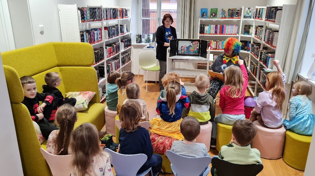 Eschenbach. Bei einer Faschingsvorlesestunde in der Stadtbibliothek lasen Prinzessinnen, Ninjas und Clowns die Geschichten "Die dumme Augustine" und "Karneval im Hühnerstall". Veranstaltet wurde das Lesen mit Kamishibai-Erzähltheater, gefolgt von Bewegungsspielen und Süßigkeiten für die Kinder.