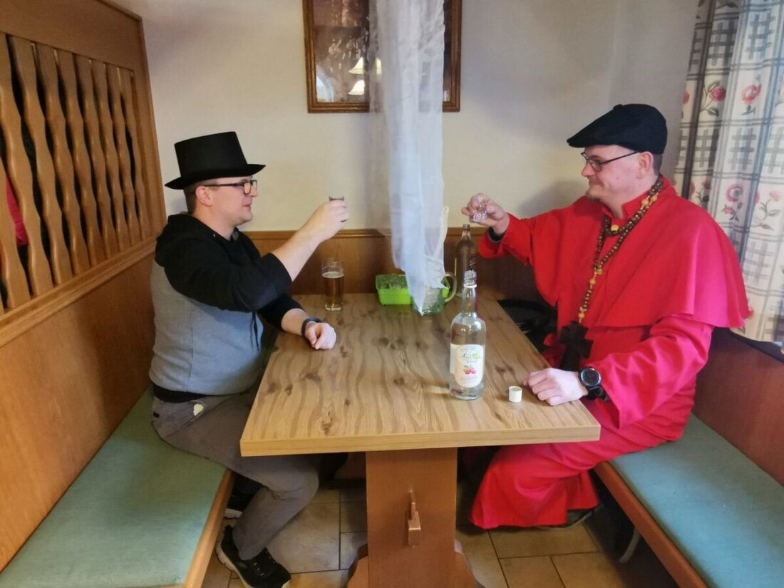 Eslarn. Zum Faschingsausklang brachten die "Schlutupers" in der Gaststätte "Böhmerwald" den Fasching mit traditionellem "Sterberitual" und Musik zum Abschluss. Am Aschermittwoch endete auch in Isling die Faschingszeit offiziell und feurig.