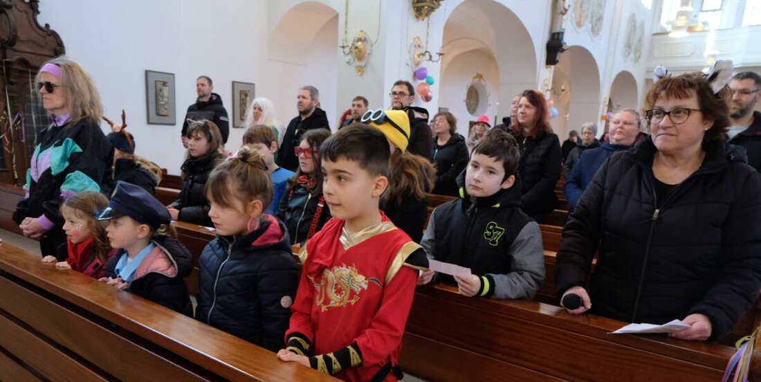 Floß. Unter dem Motto "Fasching - Gott liebt das Lachen" fand ein kostümierter Familiengottesdienst in der Pfarrkirche St. Johannes der Täufer statt.