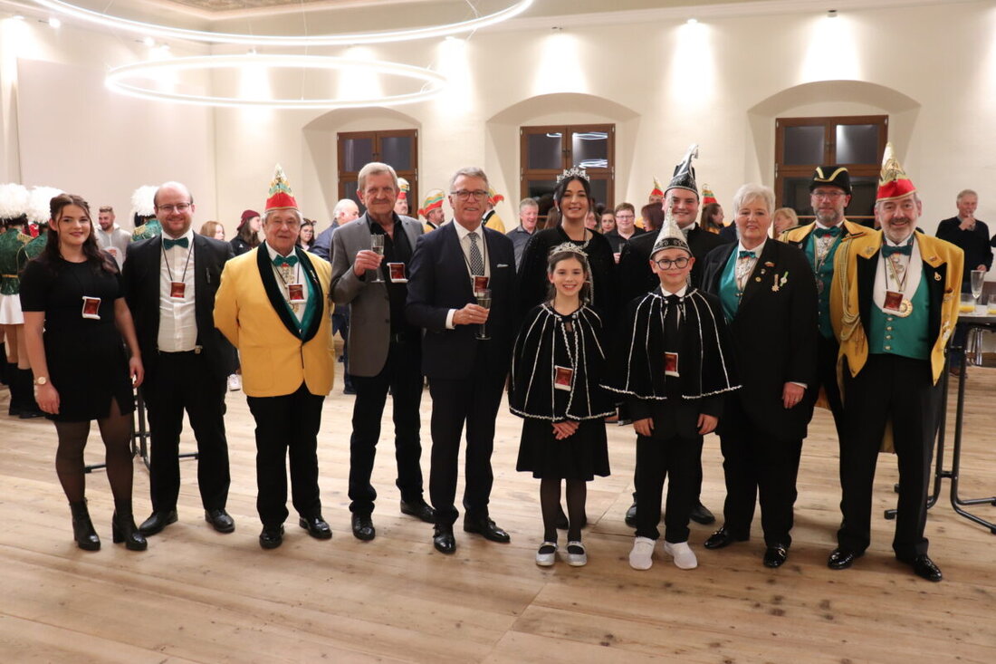 Tirschenreuth. Am 11. November begann offiziell die Faschingssaison mit Bürgermeister Franz Stahl und der Faschingsgesellschaft Tursiana im Rathaus.
