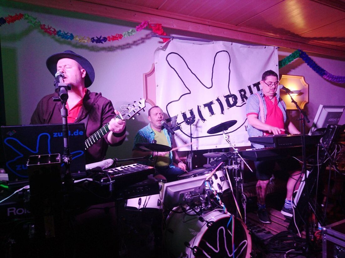 Kaltenbrunn. Schotten, griechische Götter, Einhörner und sämtliche Tiere des Dschungels versammelten sich am Samstag im Saal des Traditionswirtshauses zur Post der Familie Kurz in Kaltenbrunn. Auch der zweite Faschingsball war [&hellip;]