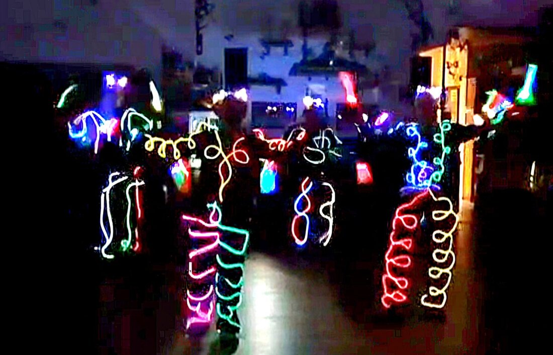 Weiden. Der Faschingsball der Soldatenkameradschaft 1897 bot mit Showtanz und Knicklichtern eine spektakuläre Überraschung. Die Feier unter neuer Leitung und die Tanzgruppen “Dance unlimited” sorgten für ausgelassene Stimmung.