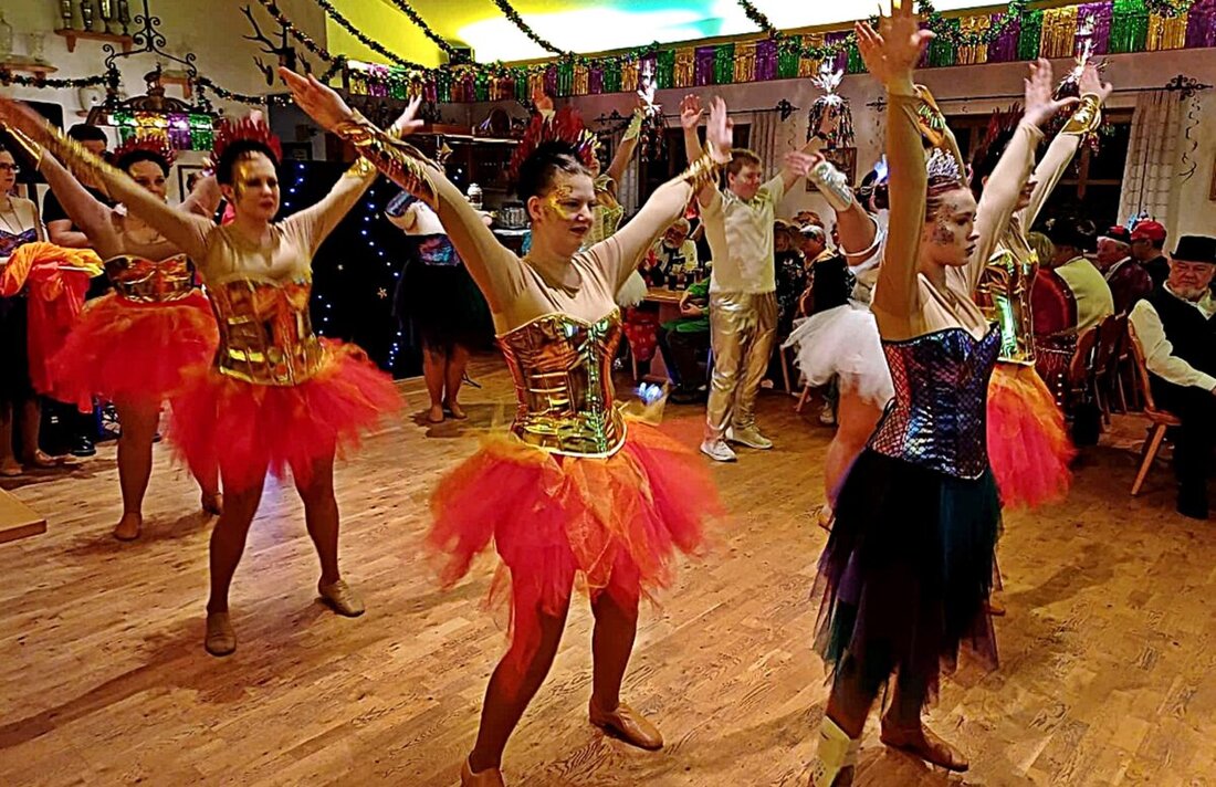 Weiden. Die Almhütt’n bebte bei der Faschingsfete des Heimatrings: voll besetzter Saal, starke Garden und ein tapfer winkender Prinz. Männerballett, Maskenprämierung und Orden krönten die Gaudi bis weit nach Mitternacht.