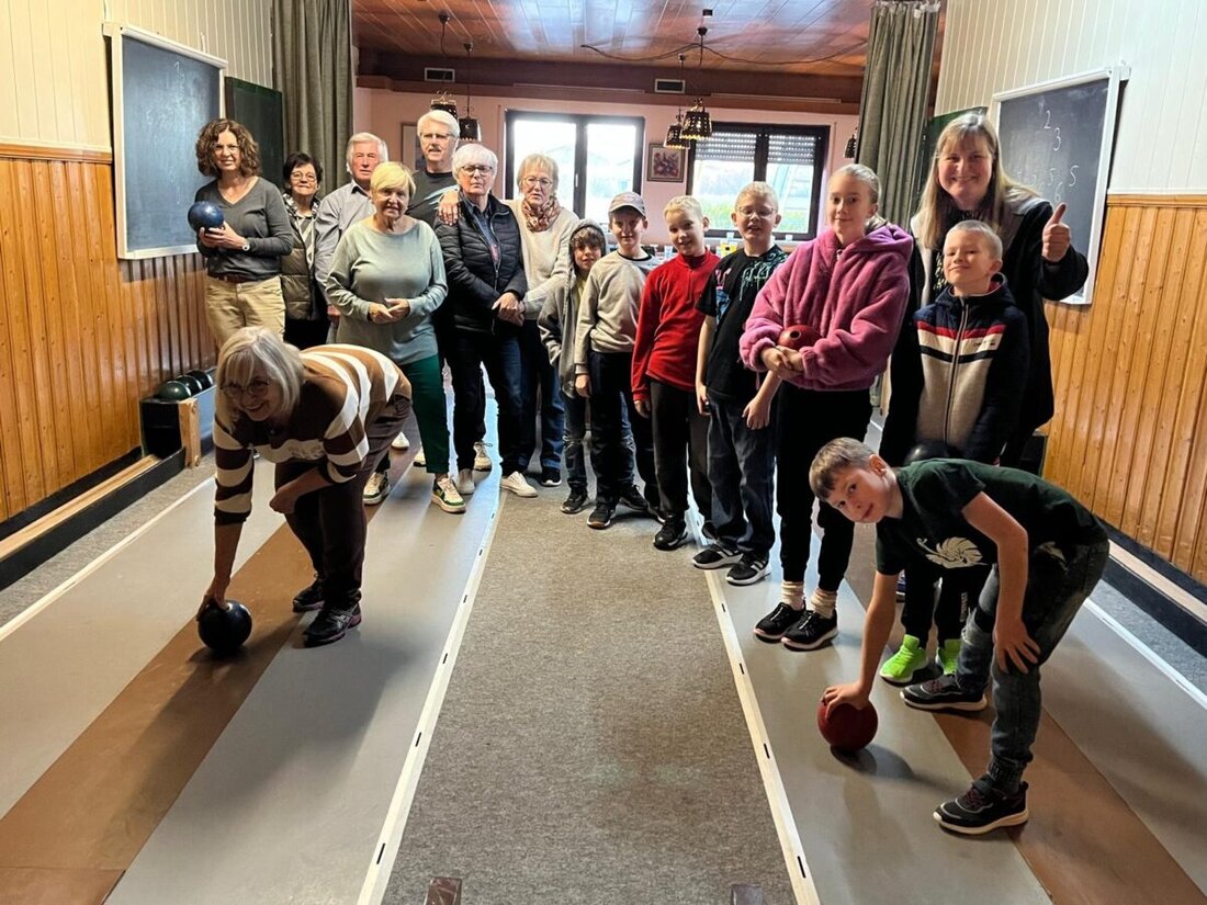Burglengenfeld. Knapp 100 Kinder und Jugendliche waren begeistert von Ines Wollnys abwechslungsreichem Faschingsferienprogramm, das von traditionellem Kindertheater bis Kegeln reichte.