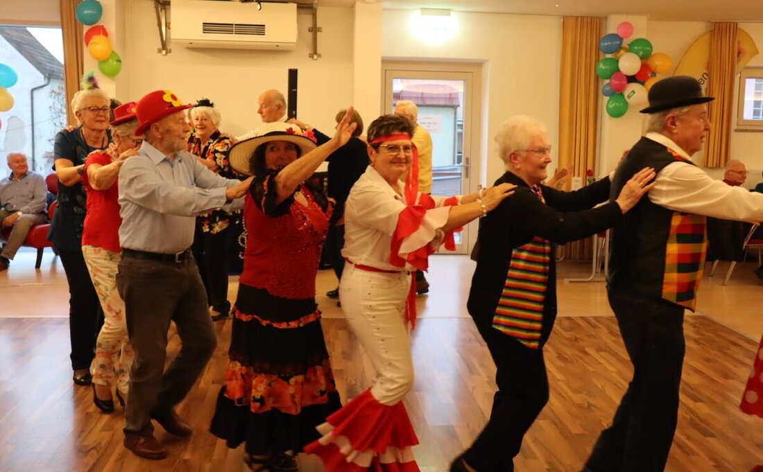 Burglengenfeld. Zahlreiche Senioren folgten der Einladung zum Faschings-Tanztee, tanzten ausgelassen und zogen in einer Polonaise durch den Raum.