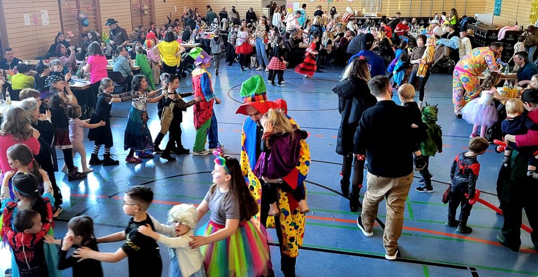 Luhe. Der Kinderfaschingsball des FC Luhe Markt war mit Spielen, Tanz und einem Luftballonregen ein voller Erfolg. Über 200 Kinder und ebenso viele Erwachsene feierten ausgelassen in der Mehrzweckhalle.