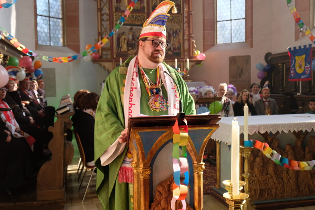 Eschenbach. Im Faschingsgottesdienst verbindet die Stadtpfarrkirche St. Laurentius Humor mit Glaube, zieht 500 Besucher an und verbreitet die Botschaft der Liebe. Pfarrer Bosco betont die Bedeutung von Frohsinn und Gemeinschaft, während Musik und Predigten das Publikum begeistern.