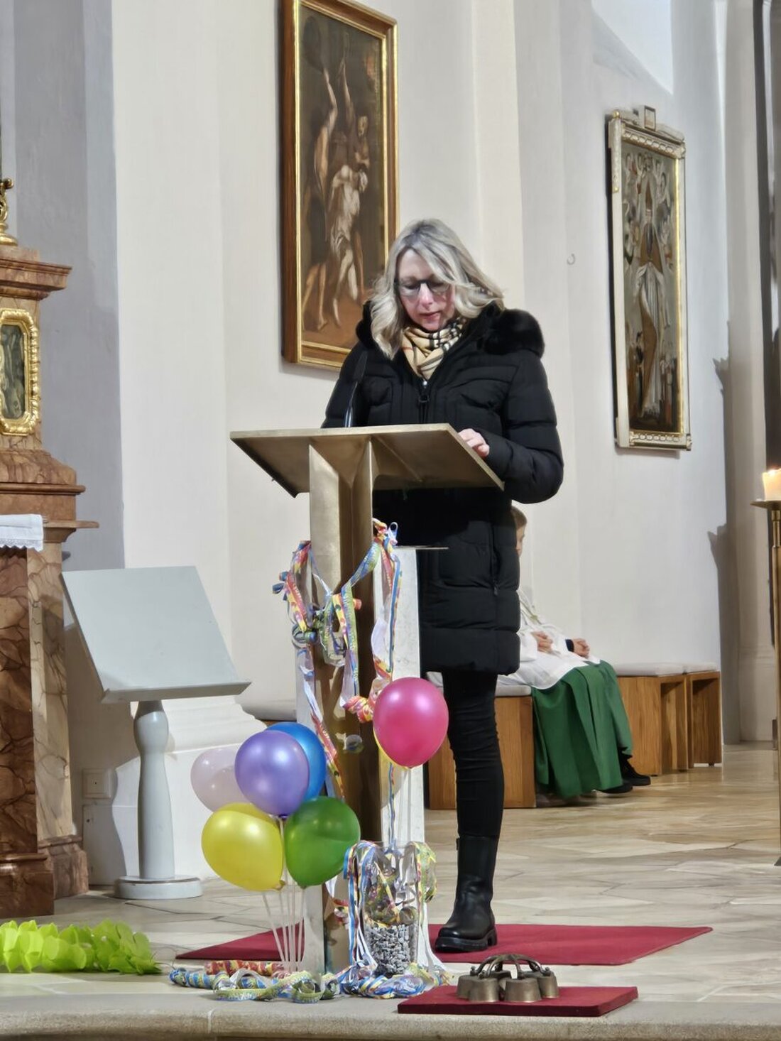 Böhmischbruck. Bunt und fröhlich feierte die Pfarrei in der Kirche Mariä Himmelfahrt einen Faschingsgottesdienst. Pater Joseph stellte die Freude in den Mittelpunkt und zeigte, wie Lachen Brücken baut.
