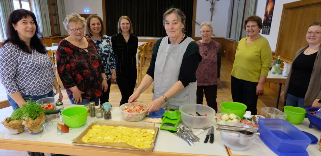 Floß. Erika Brandl führte beim Evangelischen Frauenbund einen Kochkurs zu Kartoffelgerichten durch, der auf großes Interesse stieß. Die Teilnehmerinnen lernten neue Rezepte und ernährungsphysiologische Vorteile der Kartoffel kennen.