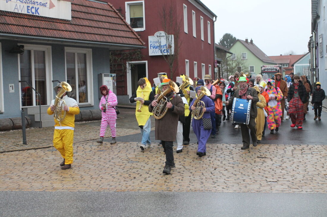 Waidhaus. Das Narrenvolk zieht vom Gasthaus Zum Eck zum Rathaus, erobert den Schlüssel und feiert. Es schallt „Heng heng, leck leck“. Das Faschingseigrom startet am Aschermittwoch um 18 Uhr Am Eck.