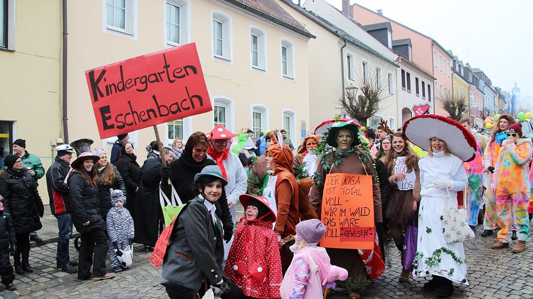 Eschenbach. Viele Besucher aus Nah und Fern: 60 Gruppen mit fast 1.000 Teilnehmern machten den Eschenbacher Faschingszug zu einen riesen Spektakel. Von Jürgen Masching  Pünktlich um 13:30 Uhr eröffnete ein [&hellip;]