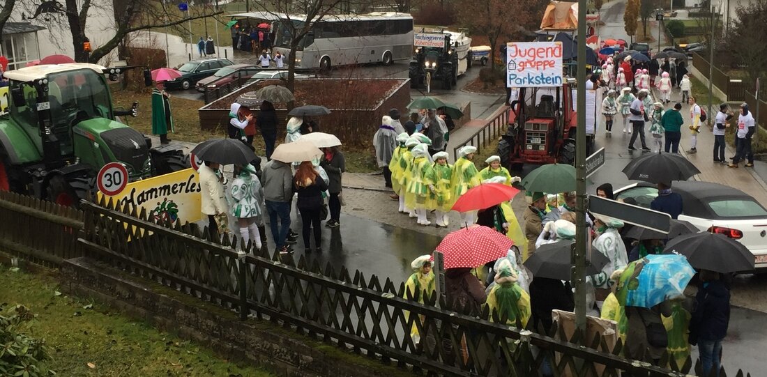 Hammerles/Parkstein. Zum 30-jährigen Jubiläum hat der Hammerleser Faschingsverein am Samstag den 1. Ost–Hammerleser Faschingszug in Parkstein veranstaltet. Trotz dem schlechten Wetter waren hunderte Narren nach Parkstein gekommen, um sich den ersten Gaudiwurm [&hellip;]