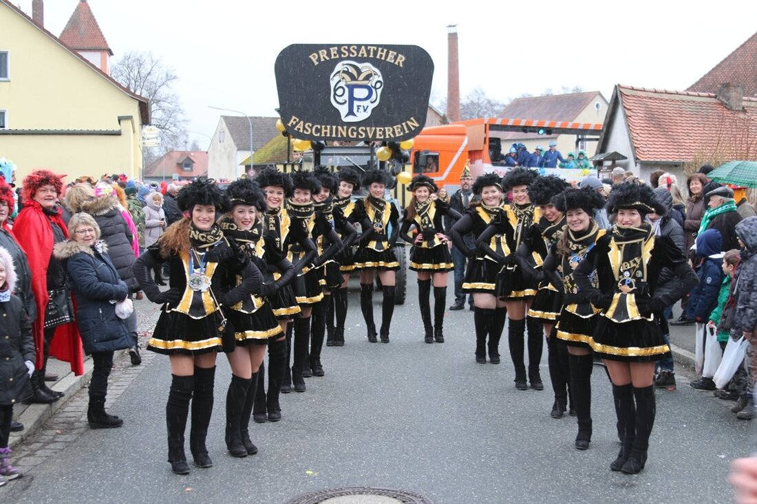 Hütten. Lange war es still in Hütten zur Faschingszeit. Nach jahrelangen “heißen” Faschingszügen und Partys traute sich seit 2010 keiner mehr so Recht an den Aufwand heran. In diesem Jahr erweckte [&hellip;]