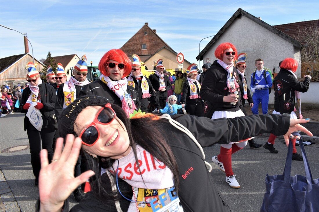 Grafenwöhr/Hütten. Klein, aber absolut oho und bunt schlängelte sich der Gaudiwurm durch die Straßen von Hütten. Die rund 1.500 Besucher des “2. Hüttener Revival Faschingszuges” feierten kräftig mit. Von Renate Gradl [&hellip;]