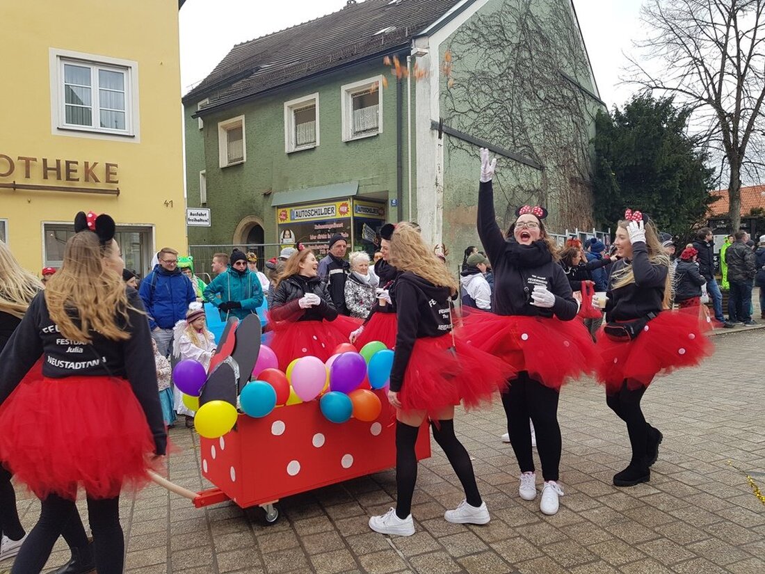 Neustadt/WN. Sturm- und Orkanböen halten die Neustädter nicht davon ab ihren Faschingszug zu feiern. Auch in diesem Jahr versammelten sich zehntausende Narren vom Raiffeisenplatz bis in die Freyung um das [&hellip;]