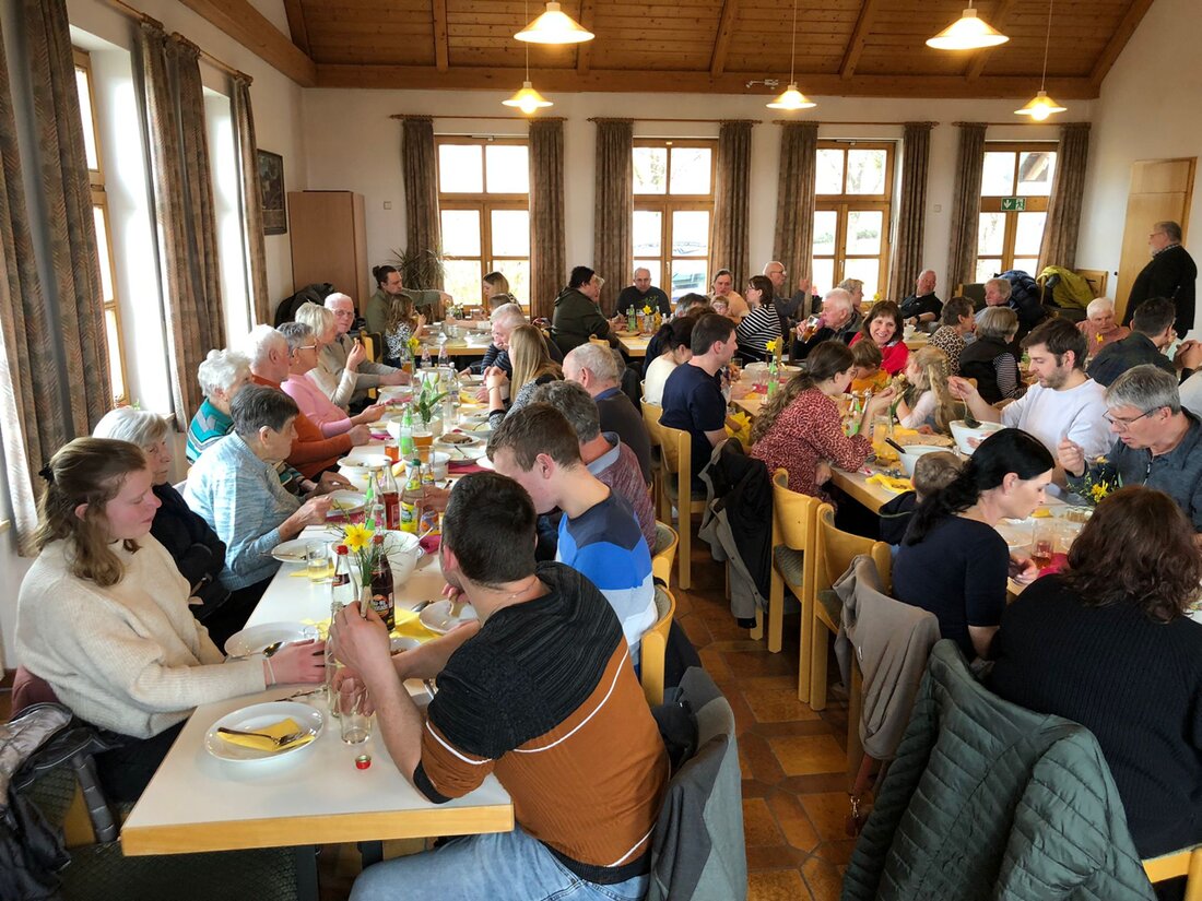 Leuchtenberg. Beim Fastenessen am Palmsonntag lud der Katholische Frauenbund nach dem Gottesdienst ins Pfarrheim ein. Es gab zwei Suppen und Pfannkuchen; der Erlös geht an Pater Jo Jovilla für Kinder in Indien.