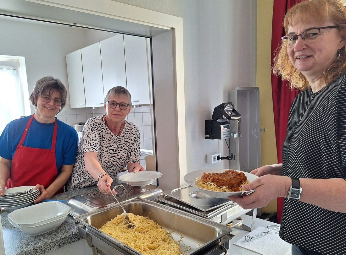 Bechtsrieth. In St. Josef wurde das Fastenessen zum Treffpunkt: Der Pfarrsaal füllte sich, es gab Suppe, Nudeln und Kuchen, Spenden flossen für soziale Projekte. Auch Bürgermeister Markus Ziegler war dabei.
