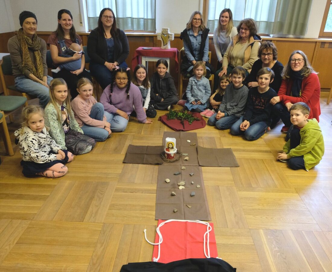 Floß. Der Kinder- und Familienkreuzweg in Floß beleuchtete die Bedeutung der Fastenzeit und hinterließ einen nachhaltigen Eindruck bei Teilnehmenden. Eine von Christina Schaller geleitete Andacht mit Liedern und Gebeten machte das Kreuz zu einem Symbol des Lebens.